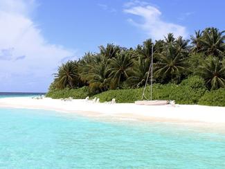 Aux Maldives, une navigation à fleur de sable
