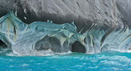 On la surnomme "cathédrale" car l'érosion a sculpté les parois comme un homme aurait pu le faire dans un édifice religieux. Elles se visitent en petits bateaux.