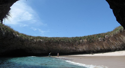 Pour accéder à sa plage cachée, Playa Del Amor, il faudra attendre la marée basse pour pouvoir passer sous les roches et entrer dans cet endroit magique.