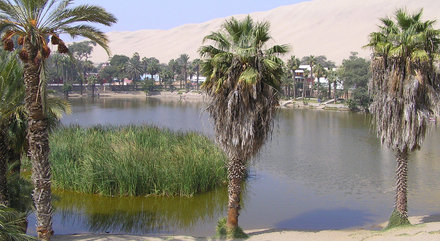 Huacachina au Pérou : une oasis au milieu du désert péruvien. Huacachina au Pérou : une oasis au milieu du désert péruvien.