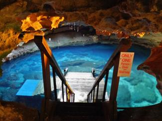 Plongez dans une grotte préhistorique...