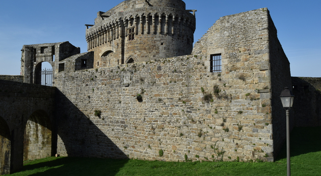 Au gré des promenades, vous découvrirez le quartier historique de la rue de l'Horloge avec son beffroi, la place des Cordeliers et son couvent, mais aussi les remparts et, bien entendu, le Château de la duchesse Anne. Nautisme Article