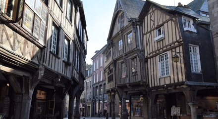 Il suffit de remonter la rue piétonne du Jerzual entre le port et la ville haute pour découvrir de nombreuses demeures à colombages mais aussi des peintres, des sculpteurs et autres artistes qui ouvrent volontiers leurs portes.