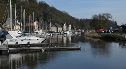 Amis marins sachez que dans le port de Dinan, les bateaux s'amarrent soit à couple ou parallèlement au quai. Amis marins sachez que dans le port de Dinan, les bateaux s'amarrent soit à couple ou parallèlement au quai.