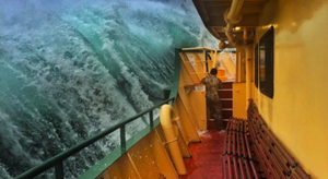 Photo buzz : une vague géante s'abat sur son bateau...
