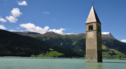 Il abrite sous ses eaux un village englouti depuis les années 50.  Il abrite sous ses eaux un village englouti depuis les années 50.