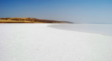 En été, l'eau s'y évapore quasi intégralement, laissant un dépôt de sel d'environ 30 cm.