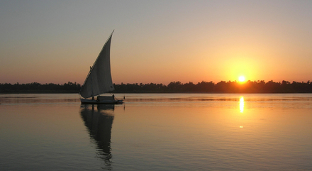 Lever de soleil sur le Nil, deuxième plus grand fleuve du monde Lever de soleil sur le Nil, deuxième plus grand fleuve du monde
