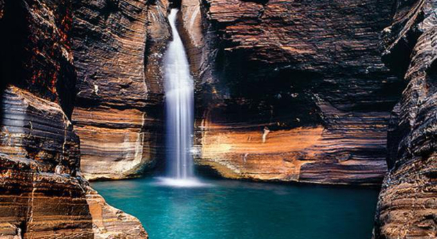 Ce qui surprend le plus dans le Parc National Karijini, c'est la présence de gorges, de gouffres et de cascades, au milieu de ce paysage ocre, rougi par le soleil. Nautisme Article