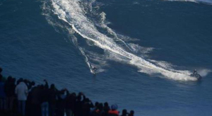 A Nazaré, les surfeurs de l'extrême à l'assaut des premières vagues géantes