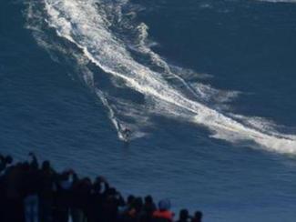 A Nazaré, les surfeurs de l'extrême à l'assaut...