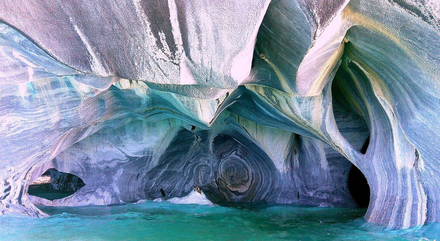 Lorsque les eaux sont au plus bas, on peut visiter toutes les cavernes en bateau pour encore mieux apprécier la magie du lieu.