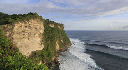 Le spot d'Uluwatu, situé au pied d'une falaise dans la péninsule de Bukit, à l'extrémité Sud de Bali, attire chaque année de nombreux surfeurs du monde entier. Le spot d'Uluwatu, situé au pied d'une falaise dans la péninsule de Bukit, à l'extrémité Sud de Bali, attire chaque année de nombreux surfeurs du monde entier.