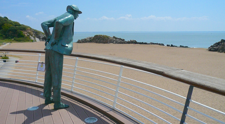 La Statue de Mr Hulot à Saint-Marc-sur-Mer La Statue de Mr Hulot à Saint-Marc-sur-Mer