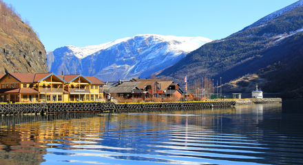 Flam, petit village de l'Ouest norvégien figure parmi les sites naturels les plus spectaculaires du pays. Flam, petit village de l'Ouest norvégien figure parmi les sites naturels les plus spectaculaires du pays.