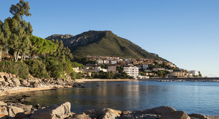 La petite station balnéaire de Cala Gonone. La petite station balnéaire de Cala Gonone.