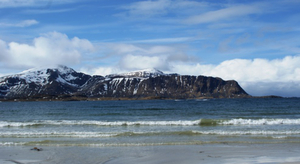 Surfeurs de l'extrême dans les vagues glacées de l'Arctique