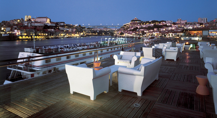 De nombreux bars et restaurants donnent vue sur le Douro, tout comme de nombreuses galeries d'art. De nombreux bars et restaurants donnent vue sur le Douro, tout comme de nombreuses galeries d'art.