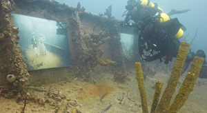 Floride : une exposition photos sous-marine sur l'épave d'un navire