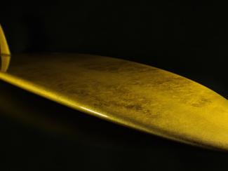 Une planche de surf... en or 24 carats