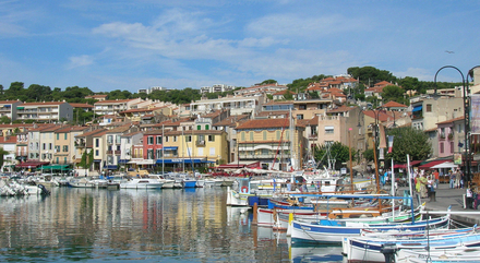 Divise en plusieurs quartiers - le port, le quartier des pecheurs et son dedale de venelles et d'escaliers et le quartier bourgeois parseme de maisons des XVIe et XVIIe siecles -, le noyau historique de Cassis seduit les visiteurs par son cote traditionnel