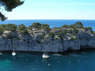 Cassis, un village hors du temps entre terre...