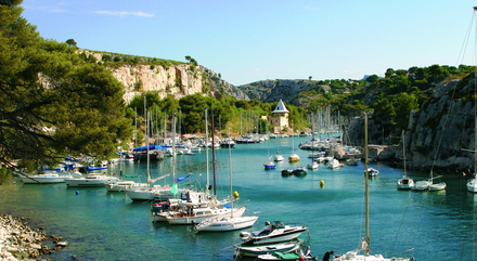 Tournee depuis toujours vers la mer, Cassis est une escale de charme pour les amateurs de nautisme ou de peche, mais egalement un point de depart ideal pour une viree a la voile ou a moteur dans le Parc National des Calanques