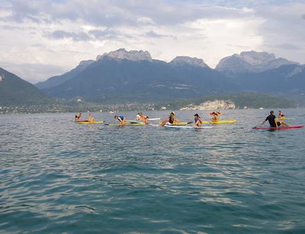 Si à l'instar du yoga, le Stand Up Paddle Yoga aide à se concentrer sur sa respiration, il renforce également l'aspect gainage tout en faisant travailler les muscles profonds. Nautisme Article