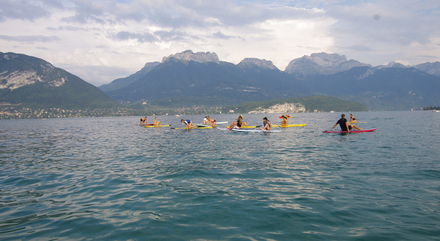 Si à l'instar du yoga, le Stand Up Paddle Yoga aide à se concentrer sur sa respiration, il renforce également l'aspect gainage tout en faisant travailler les muscles profonds. Si à l'instar du yoga, le Stand Up Paddle Yoga aide à se concentrer sur sa respiration, il renforce également l'aspect gainage tout en faisant travailler les muscles profonds.