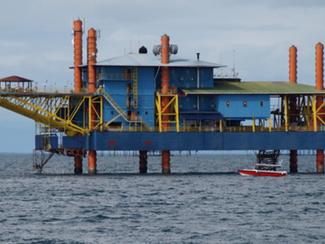 Une plate-forme pétrolière transformée... en...
