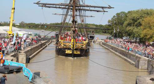 L'Hermione attire les foules à Rochefort