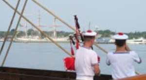 L’Hermione salue Greenport et met le cap sur Newport