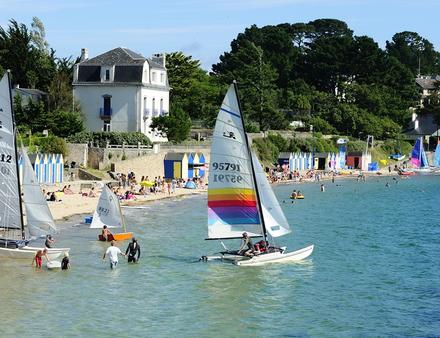 La voile est un moment de convivialité à partager en famille ou entre amis. Cette activité, appréciée des petits et grands, est l'occasion de se retrouver entre proches et de se divertir. Nautisme Article