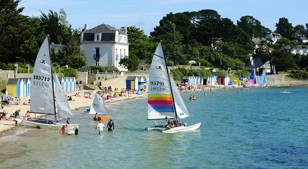 La voile est un moment de convivialité à partager en famille ou entre amis. Cette activité, appréciée des petits et grands, est l'occasion de se retrouver entre proches et de se divertir. Nautisme Article