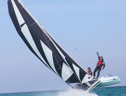La voile allie plusieurs qualités entre l'autonomie, la maîtrise de soi, la gestion du stress, la confiance, la coordination, la communication, l'entraide, l'équilibre et le respect de l'environnement. Nautisme Article