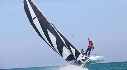 La voile allie plusieurs qualités entre l'autonomie, la maîtrise de soi, la gestion du stress, la confiance, la coordination, la communication, l'entraide, l'équilibre et le respect de l'environnement. Nautisme Article