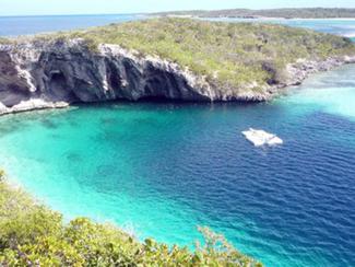 Dans les trous bleus des Bahamas