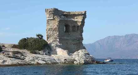 La tour Mortella, à l'est du désert des Agriates. 