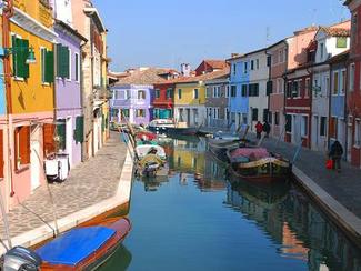 Une explosion de couleurs au bord de l'eau