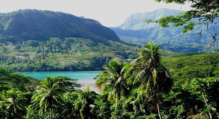 Huahine : composé en réalité de deux îles, Huahine Nui au Nord et Huahine Iti au Sud, ce petit bout de terre luxuriant a su garder son côté sauvage et authentique. Huahine : composé en réalité de deux îles, Huahine Nui au Nord et Huahine Iti au Sud, ce petit bout de terre luxuriant a su garder son côté sauvage et authentique.