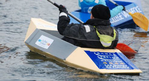 80 bateaux en carton réunis à Dunkerque