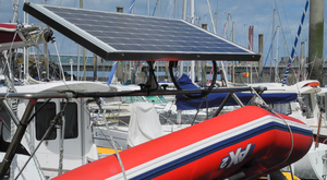 Embarquer des panneaux solaires sur un bateau