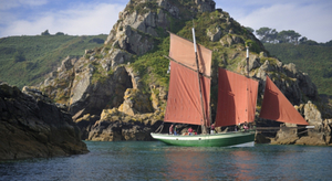 Hisser la grand voile sur la baie de Saint-Brieuc