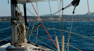 Le frein de bôme pour un empannage en douceur