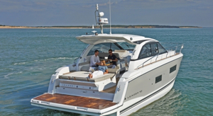 Jeanneau étoffe sa gamme Leader avec une unité de 40 pieds