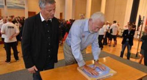 Brest : des mains de navigateurs gravées dans le bronze