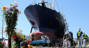 Japon : démantèlement d'une épave, symbole du tsunami