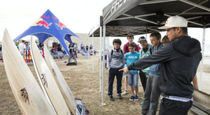 Le surfeur Michel Bourez à l'écoute des jeunes riders
