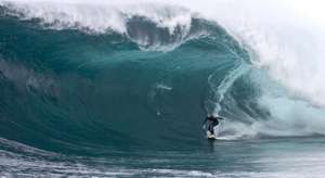 Des surfeurs vent debout contre un projet minier