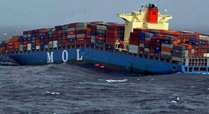 La fin du porte-conteneurs brisé en deux